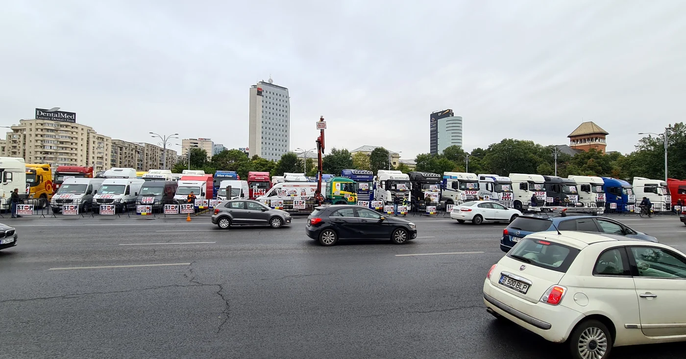 
    Zeci de TIR-uri sunt oprite în fața Guvernului, unde are loc un protest al transportatorilor rutieriFoto: UNTRR / Facebook  