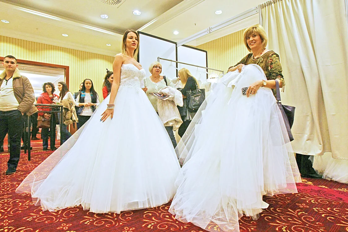 Domnişoarele au probat zeci de rochii de mireasă