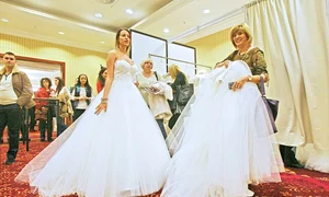 Domnişoarele au probat zeci de rochii de mireasă jpeg