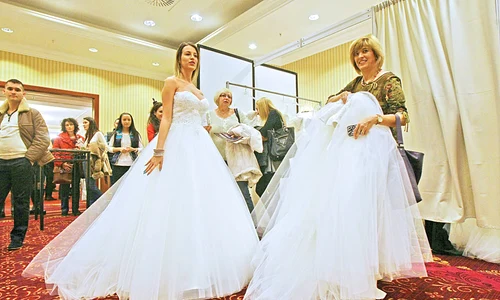 Domnişoarele au probat zeci de rochii de mireasă jpeg