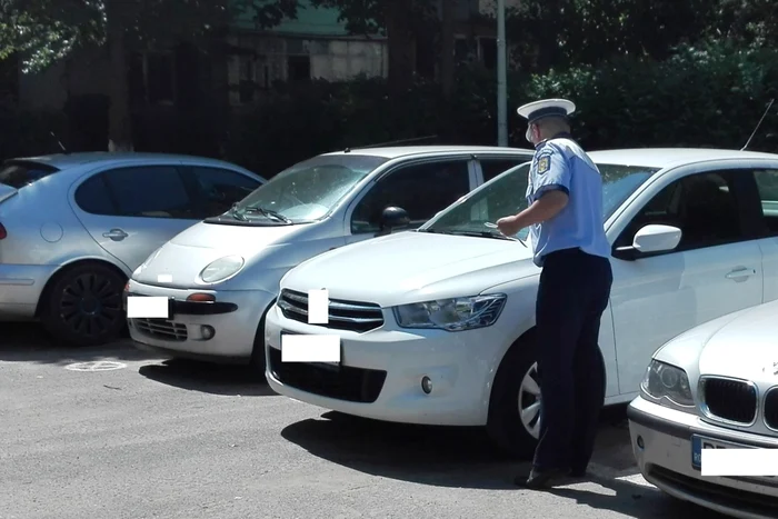 Poliţiştii au distribuit pliante cu măsurile de prevenire a furturilor din autoturisme Foto: IPJ Brăila