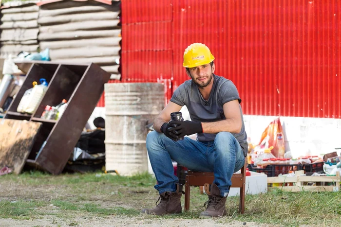 Actorul Dragoş Bucur a lucrat cot la cot cu muncitorii pentru realizarea acestui proiect