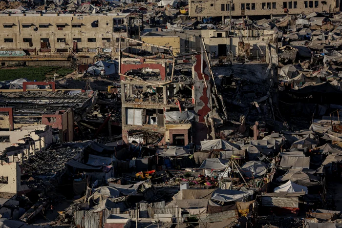 Cei a căror case au fost distruse trăiesc printre dărâmături (Foto: Profimedia)