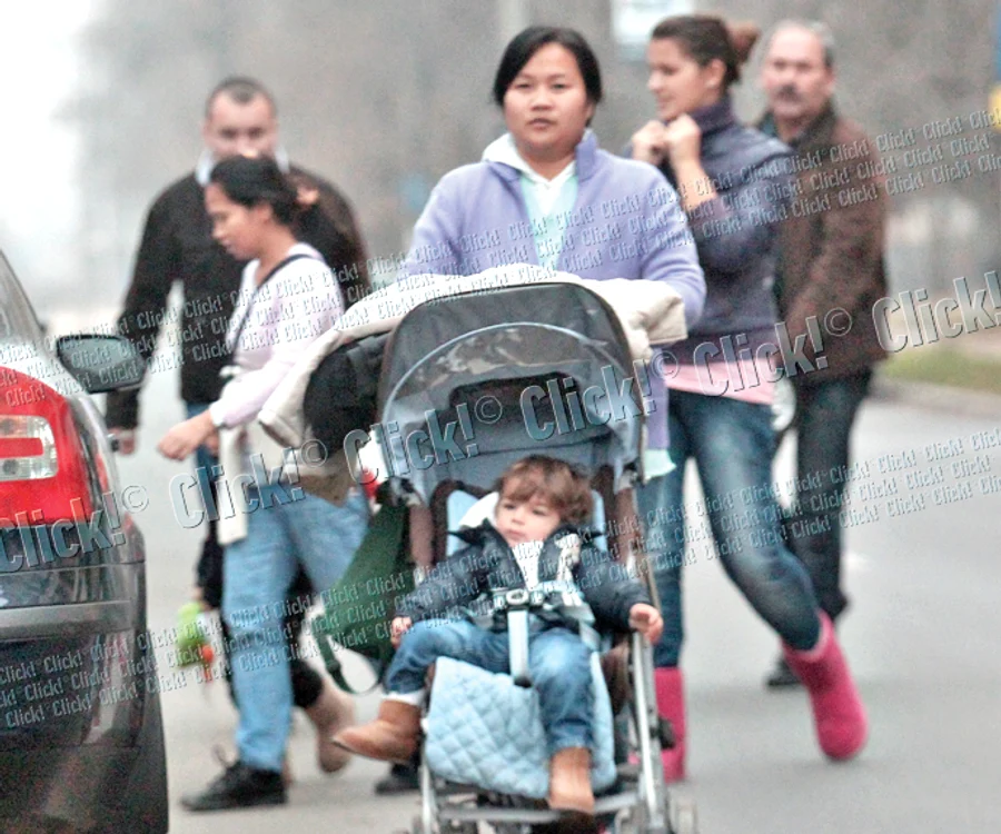 Bona filipineză îl plimbă  pe Nicola, celălalt fiu  al lui Ţiriac jr. şi al  Ileanei Lazariuc