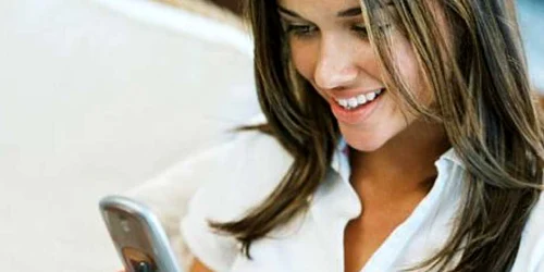 femeie cu telefon mobil