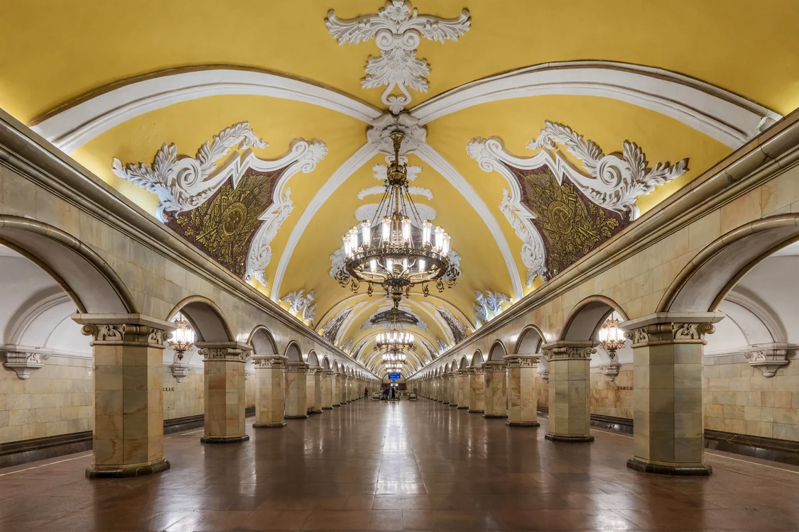 Stație de metrou din Rusia care arată ca o sală de bal