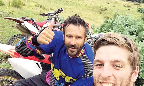 A făcut motocross cu  prietenii, pe dealurile  de lângă Baia Mare jpeg