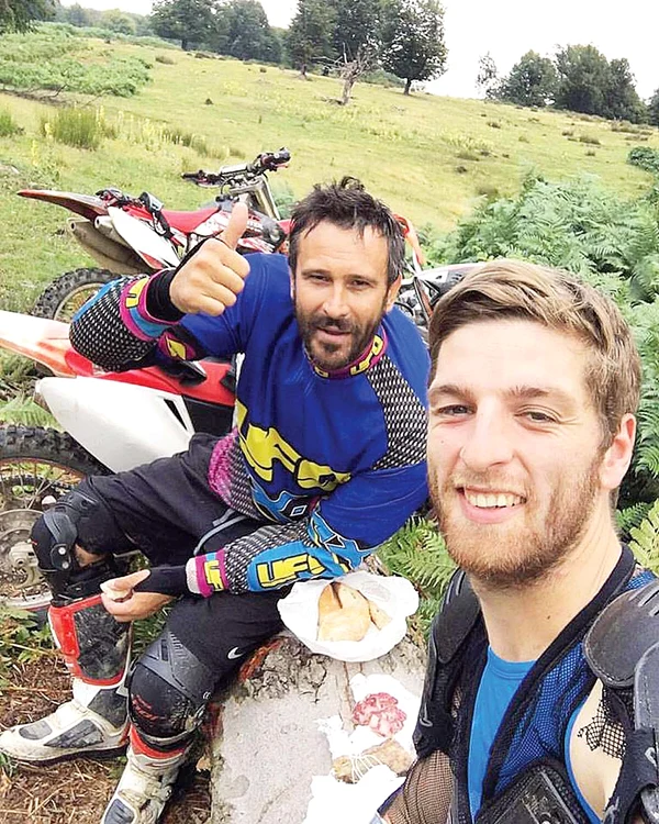 A făcut motocross cu  prietenii, pe dealurile  de lângă Baia Mare