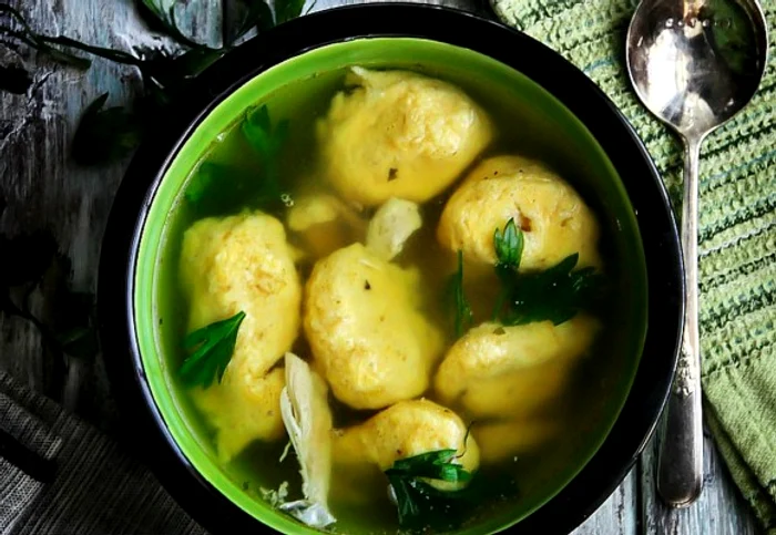 
    Încearcă o supă de pui cu găluşte!clickpoftabuna.ro  