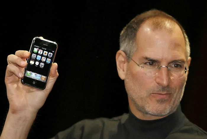 Steve Jobs prezintă primul iPhone al companiei, cel care a revoluţionat piaţa smartphone-urilor. FOTO: Mediafax