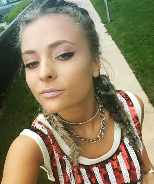 
    Delia şi sora ei, Oana, cântă împreunăfoto: Facebook  