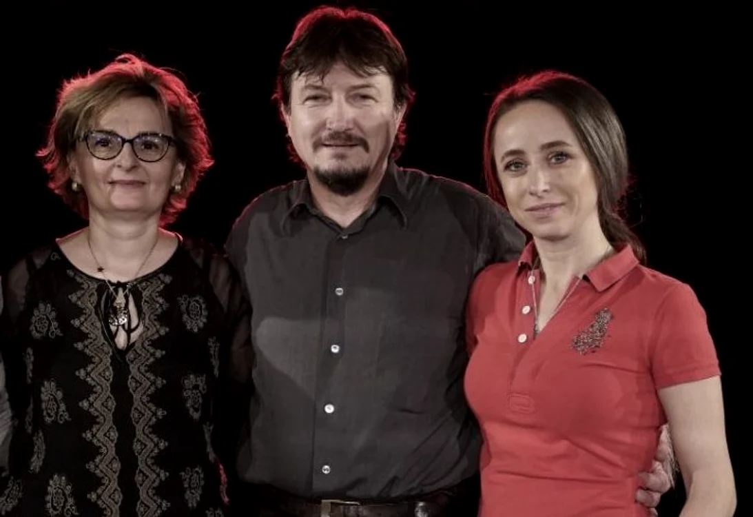 
    Ani Creţu, alături de colegul actor de la Teatrul Ion Creangă, Marius Nănău, şi de medicul Camelia Berghea  