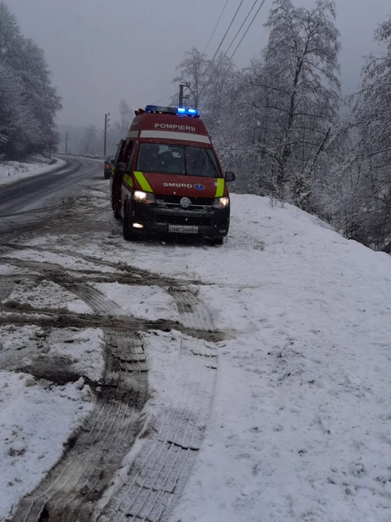 O maşină cu patru cetăţeni turci dintre care doi copii s-a răsturnat pe Valea Lotrului DN7A la Malaia în Vâlcea Foto Adevărul