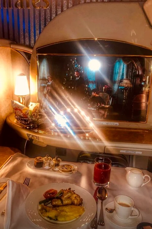 Bianca Drăguşanu, mic dejun în cabina de lux a avionului