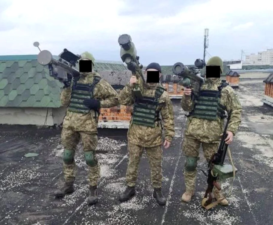 Militari ucraineni  dotaţi cu aruncătoare  de rachete Stinger,  Strela, şi Piorun 