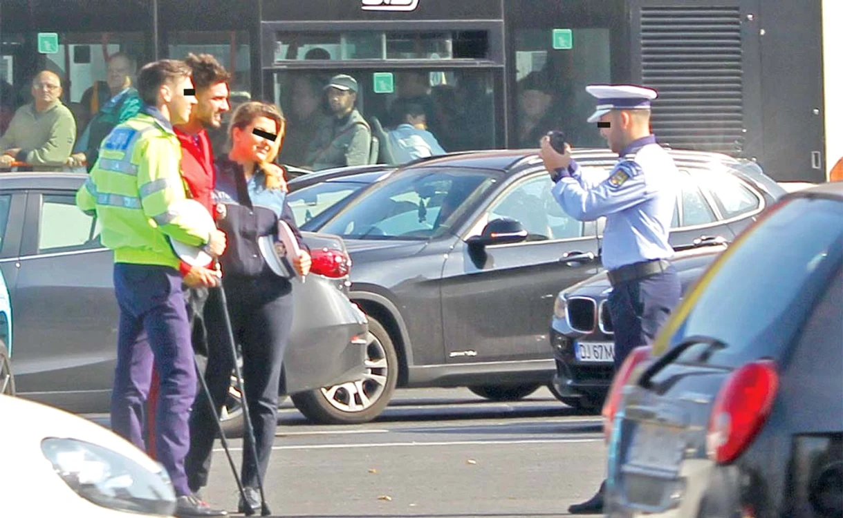 
    Amuzant sau nu? Dorian Popa, în cârje, flancat de doi polişti, care zâmbesc larg, la poză. Fotograf, colegul lor de la rutieră. Călătorii din autobuz, sideraţi!Fotografii: Mihai Ionescu  