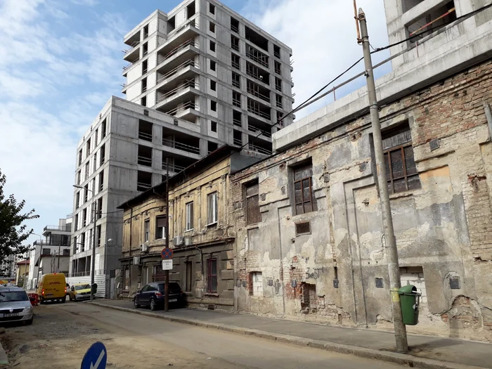 Clădirile sunt părăsite, iar prin ele nu  mai trec decât paznicii, din când în când