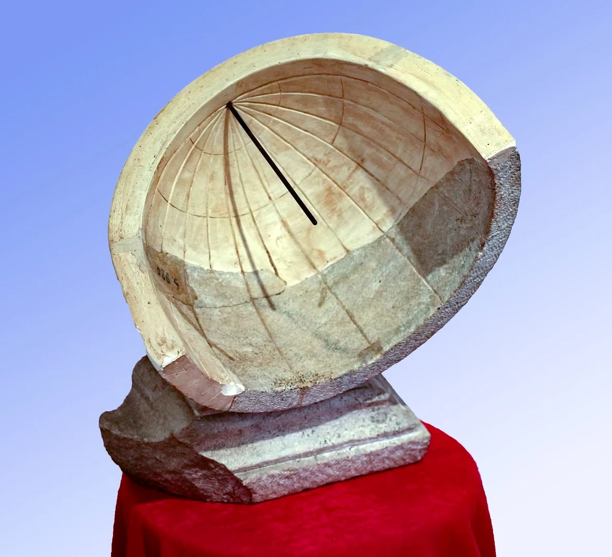 Primul instrument de măsurare a timpului descoperit în Transilvania (foto: Muzeul Civilizaţiei Dacice şi Romane Deva)