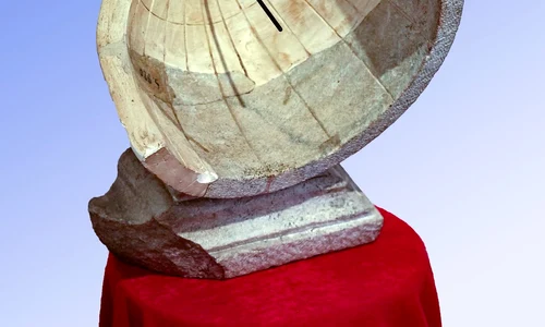 Primul instrument de măsurare a timpului descoperit în Transilvania (foto: Muzeul Civilizaţiei Dacice şi Romane Deva)
