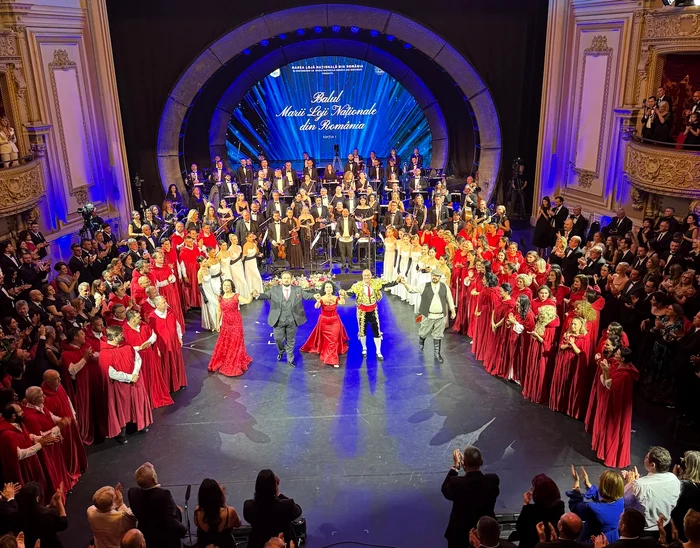 Balul MLNR, moment de final, cu vedetele ovaționate la scenă deschisă FOTO Evz