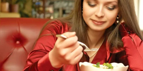 Este bine ca în salatele pe care le consumaţi   să folosiţi, alternativ,  mai multe tipuri de ulei