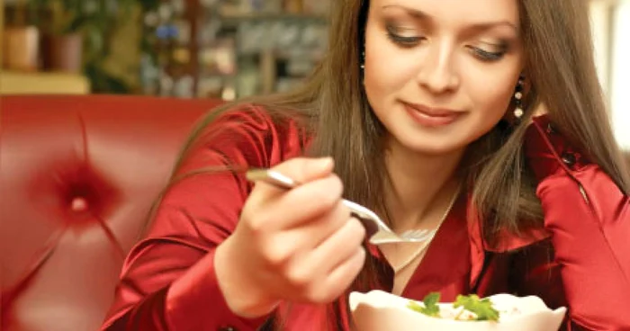 Este bine ca în salatele pe care le consumaţi să folosiţi, alternativ, mai multe tipuri de ulei