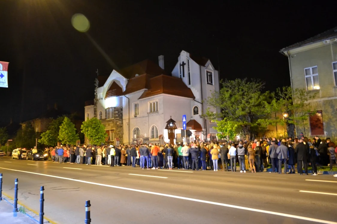 La multe biserici slujba s-a ţinut în aer liber. FOTOSimona Suciu