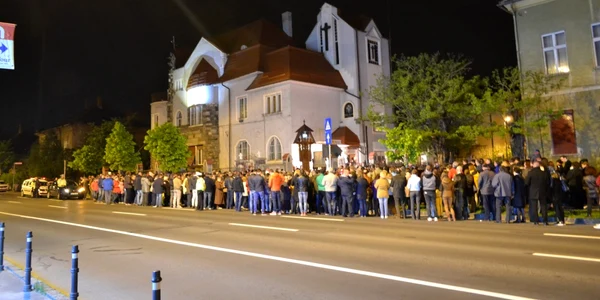 Zeci de mii de braşoveni au luat lumină. FOTOSimona Suciu