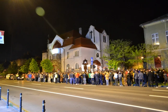La multe biserici slujba s-a ţinut în aer liber. FOTOSimona Suciu