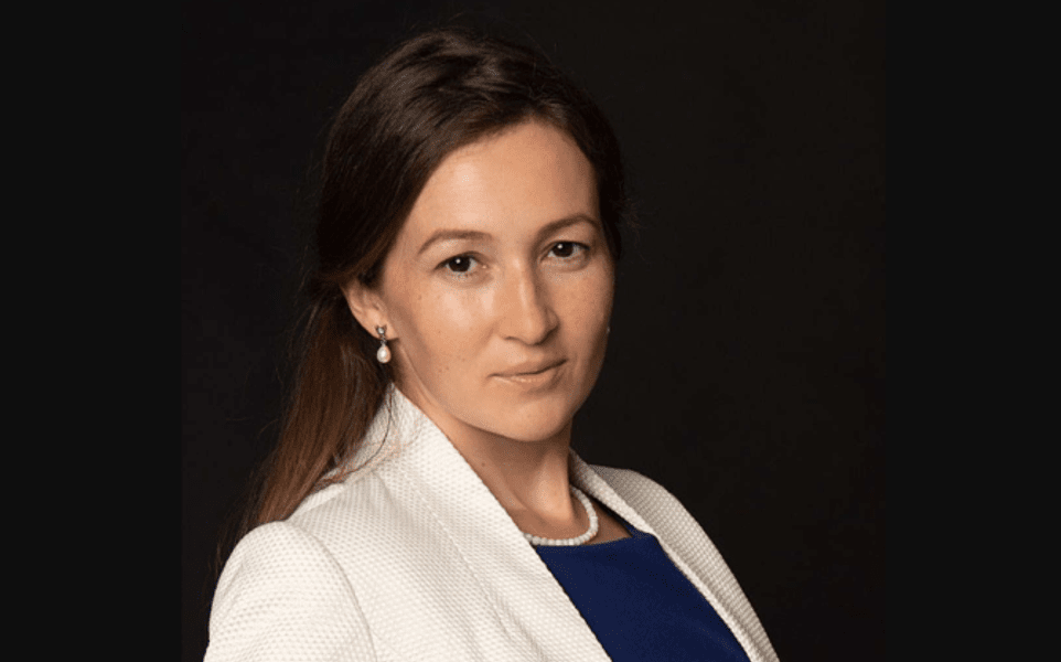 O româncă angajată în Emiratele Arabe Unite, dată afară cu două luni înainte să se întoarcă din concediul maternal - Cum și-a făcut dreptate
