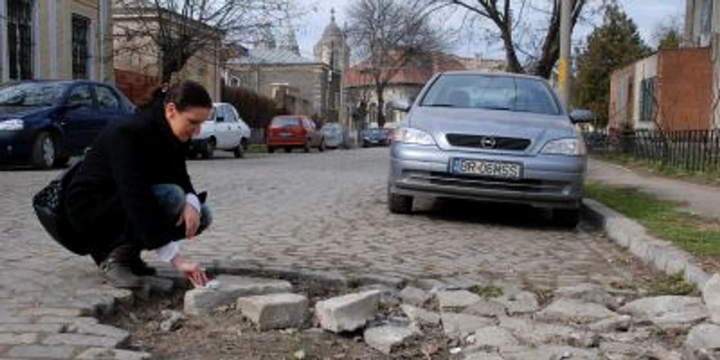 Groapa de pe strada Frumoasă, capcană veritabilă pentru şoferi