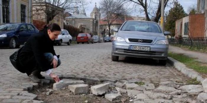 Groapa de pe strada Frumoasă, capcană veritabilă pentru şoferi