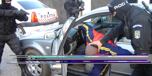 Poliţişti în acţiune. FOTO: ARHIVĂ NICOLETA BUTNARU