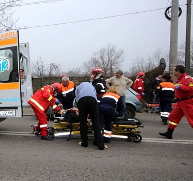 Bătrână de 84 de ani, lovită de două mașini. Unul dintre şoferi a fugit de la locul accidentului