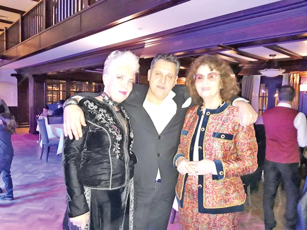 Silvia Dumitrescu și Dida Dragan au fiecare câte un băiat cu chitaristul Florin Ochescufoto: arhivă personală/Mediafax
