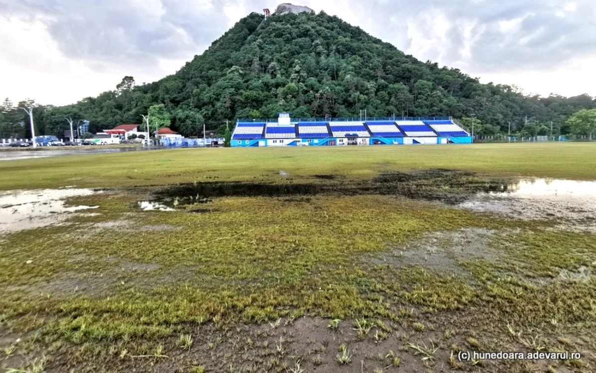 Terenul stadionului din Deva se prezintă în condiţii precare. Foto: Daniel Guţă. ADEVĂRUL.