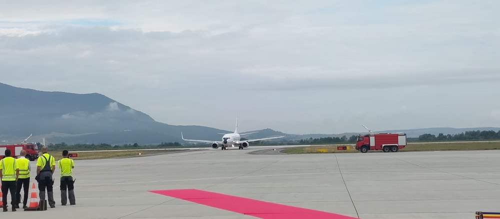 Început dificil pentru aeroportul de la Brașov. Pasageri notificați că vor zbura de pe alte aeroporturi