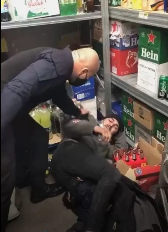 După apariţia imaginilor, reprezentanţii firmei de pază au spus că un astfel de comportament este de netolerat, iar cei doi angajaţi au fost deja daţi afară Foto: Wowbiz.ro