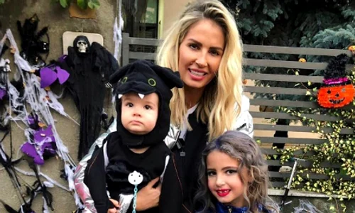 Andreea Banica Evie si liliac png