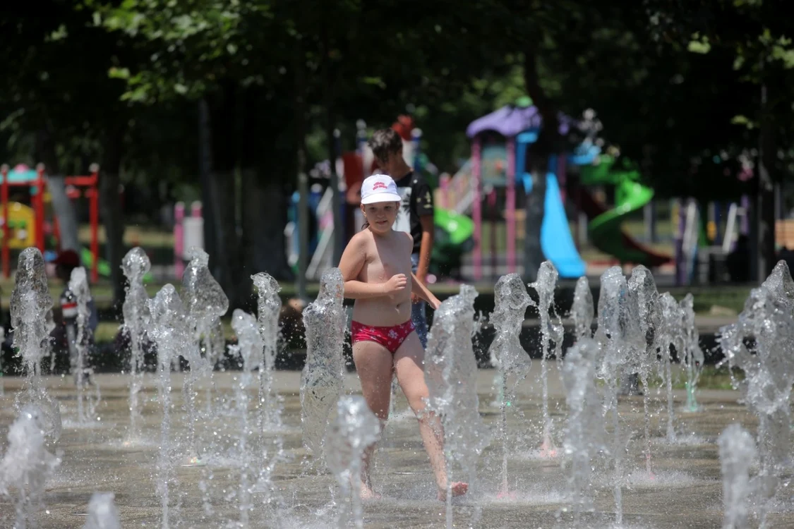 Oamenii se răcoresc cu orice prilej FOTO Dorin Constanda