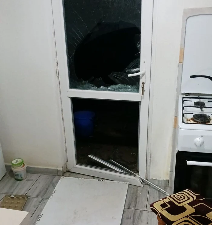 Ursul a intrat într-o locuință din Baia de Fier Foto: facebook.com/basaraba.iliegabriel
