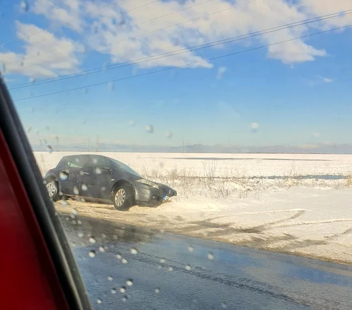 A nins miercuri-dimineaţă, 24 martie 2021, în Olt, iar zăpada care a acoperit dryumurile i-a luat prin surprindere şi pe drumari, şi pe şoferi FOTOGRAFII: Facebook/Info Trafic Slatina