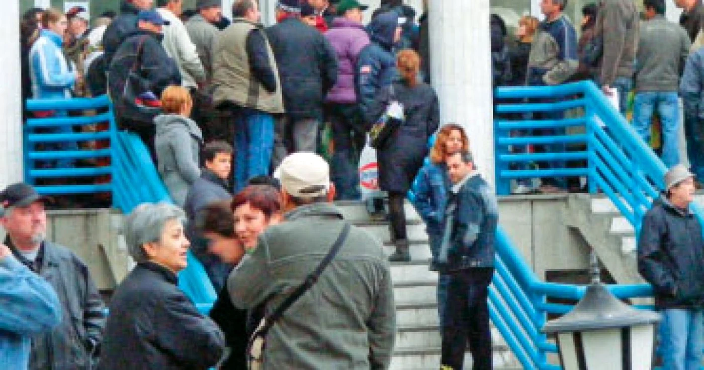 Românii stau la coadă ca să ajungă şomeri cu acte