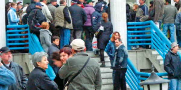 Românii stau la coadă ca să ajungă şomeri cu acte