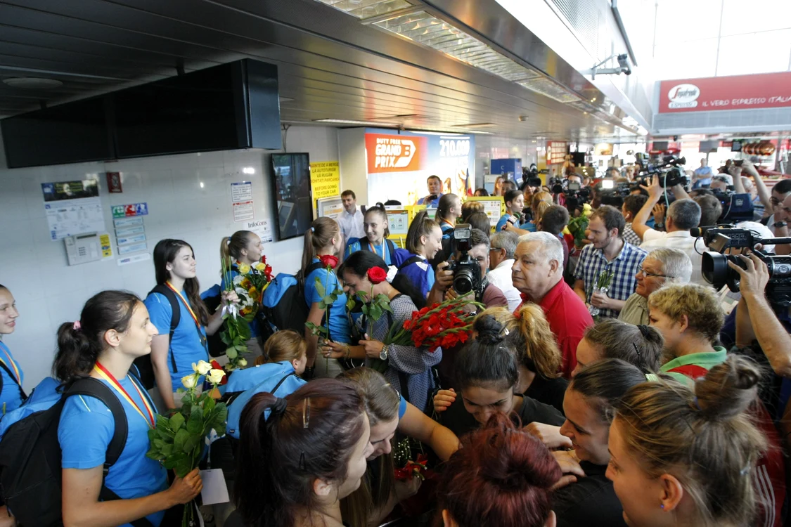 Pe Aeroportul Otopeni a fost haos la venirea delegaţiei României din Macedonia