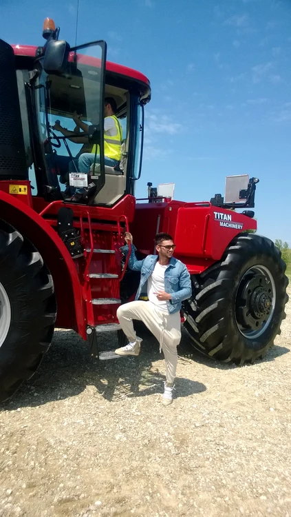 
    Dorian Popa se urcă în tractorul „imens”Foto: Gheorghe Chelu  