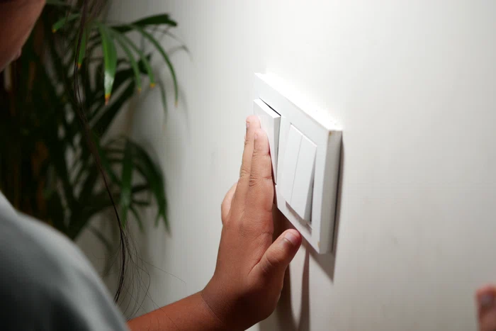 Cei care reduc voluntar consumul de energie electrică pot fi plătiţi pentru asta. FOTO Shutterstock