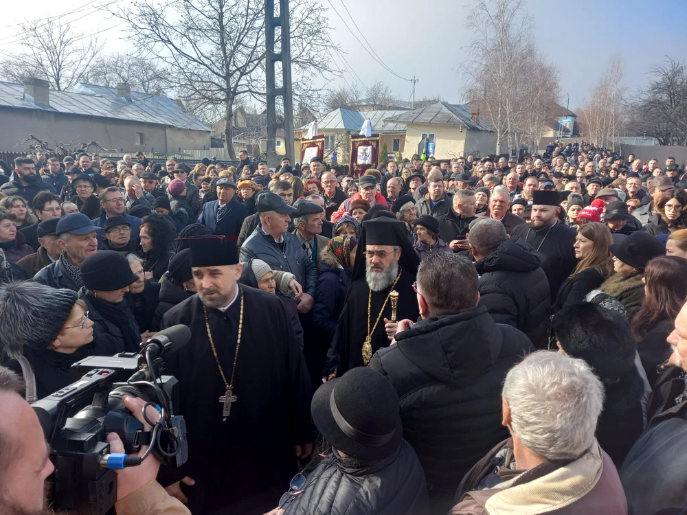 ÎPS Ciprian oficiază slujba de înmormântare FOTO: Vrancea 24