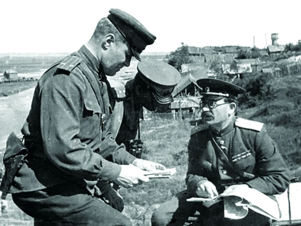 Generalul sovietic Pavel Rotmistrov (dreapta) analizează o hartă militară (© wikipedia.org)