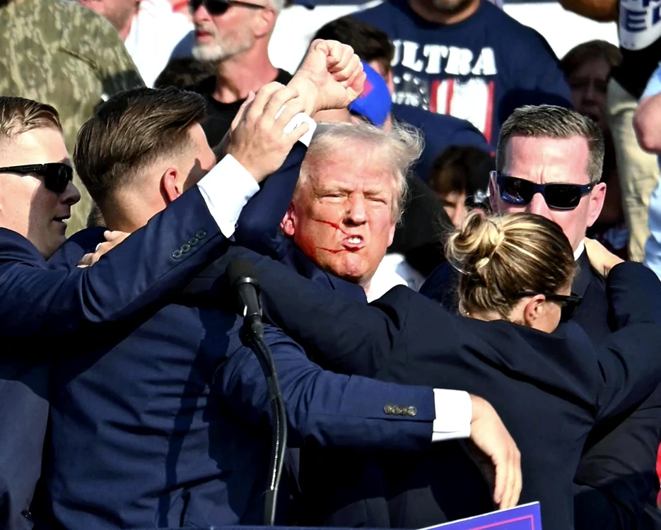 Donald Trump, protejat de agentii Secret Service dupa tentativa de asasinat FOTO: AFP